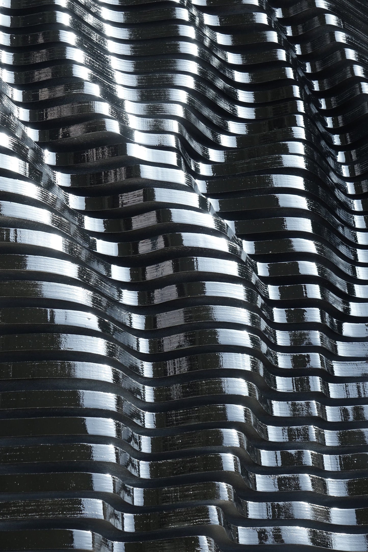 Glänzende schwarze parametrische wandkunst aus holzlatten, schallabsorber, 3d gewellte wandskulptur, geometrische wanddekoration