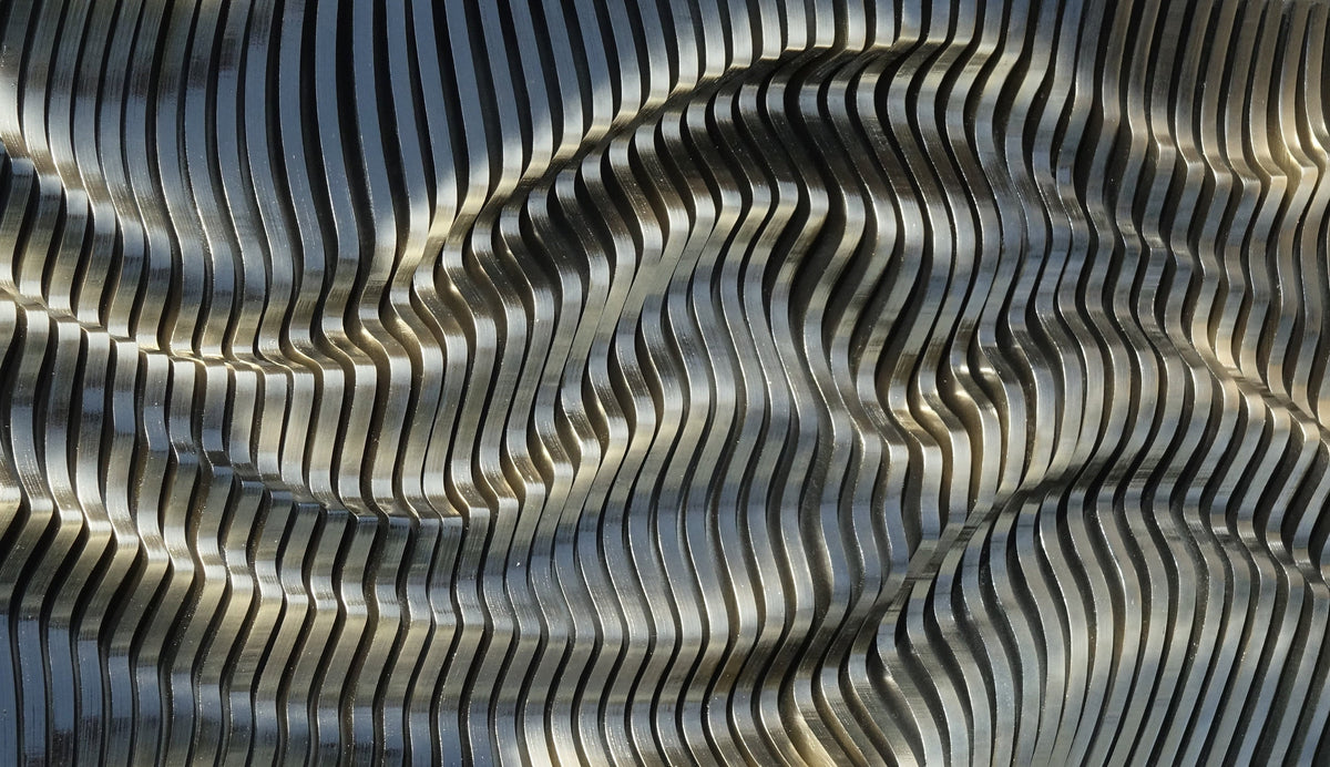 Schwarzes gold glänzende parametrische wandkunst aus holzlatten, holzschalldiffusor, 3d gewellte wandskulptur, geometrische wanddekoration
