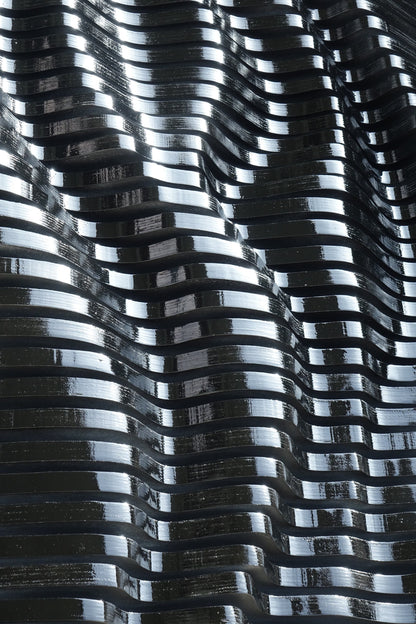 Art mural paramétrique noir brillant composé de lattes de bois, diffuseur sonore, sculpture murale ondulée 3d, décoration murale géométrique