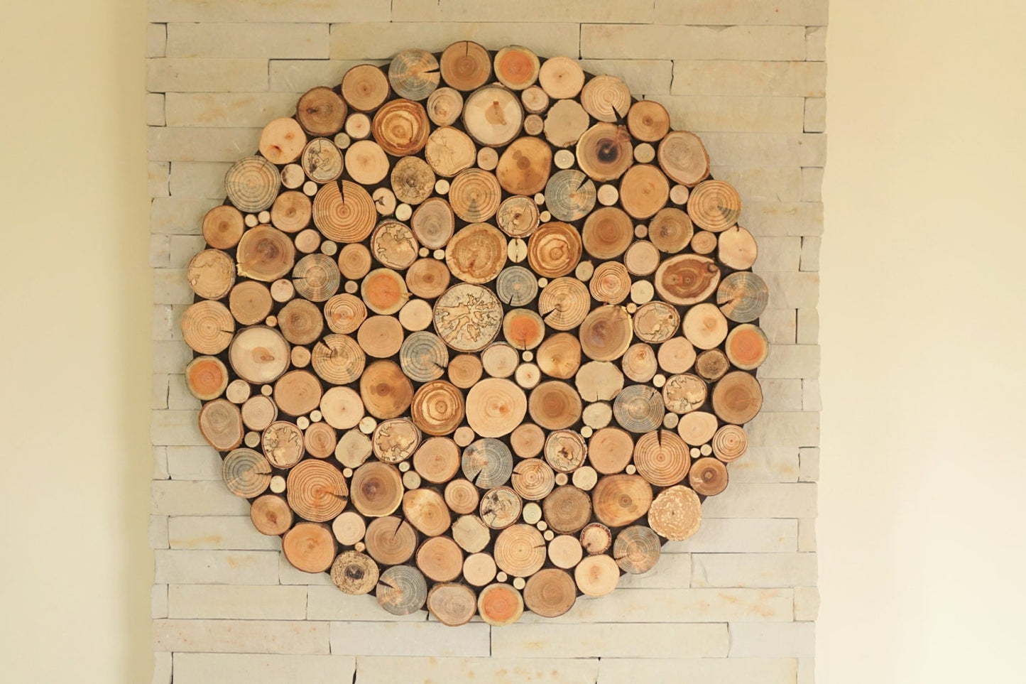 Round wood wall art , Tree rounds decor, holzwand kunst, tree slices wall art, modern wood wall art